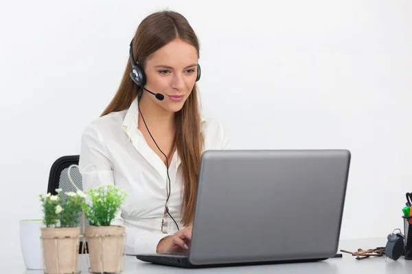 Portret van gelukkige jonge ondersteuning telefoon operator met hoofdtelefoon. — Stockfoto