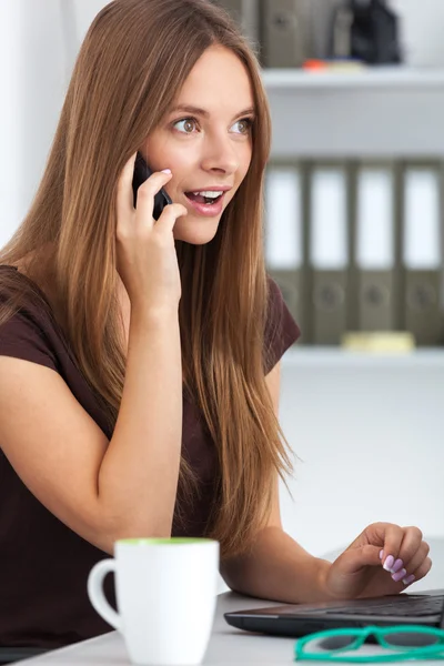 Porträt einer überraschten Geschäftsfrau beim Telefonieren. — Stockfoto