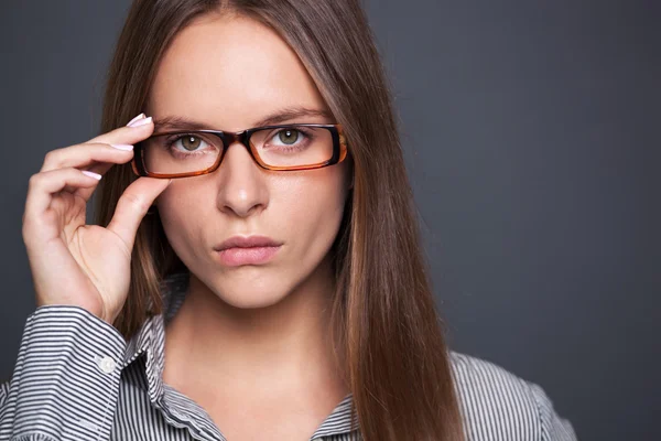 Retrato de mujer hermosa y confiada con anteojos . Fotos de stock libres de derechos