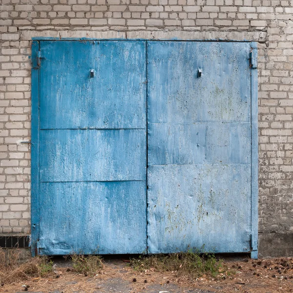 Vecchio stagionato porte garage blu . — Foto Stock