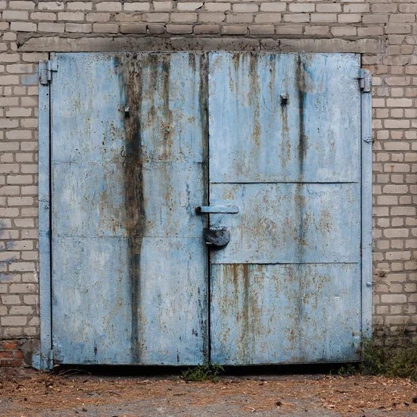 Viejas puertas de garaje azul envejecido . Imagen de stock