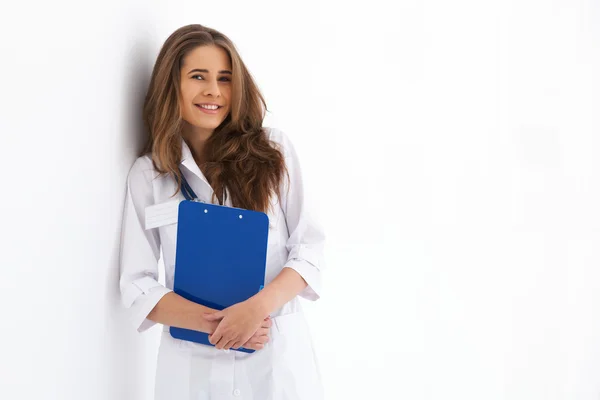 Retrato de jovem médico feliz isolado em branco . — Fotografia de Stock