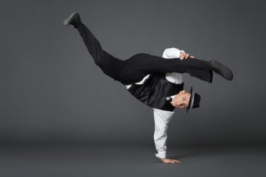 Genç erkek profesyonel dansçı stüdyoda dans ediyor..