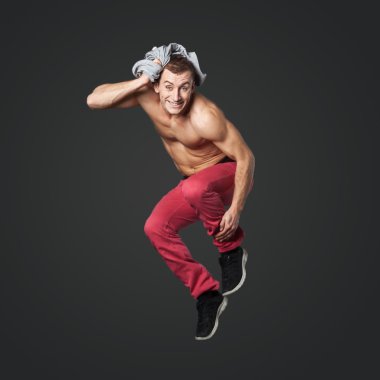 Genç erkek dansçı Studio atlama.