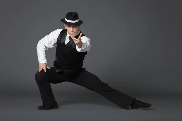 若い男性プロのダンサーがスタジオで踊る. — ストック写真