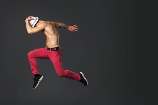 Junge männliche Tänzerin springt im Studio. — Stockfoto