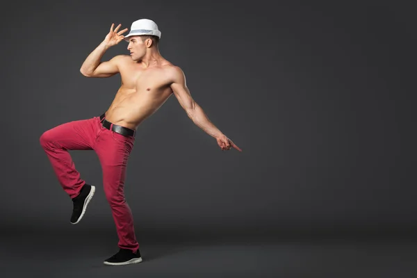 젊은 남성 전문 댄서 가 스튜디오에서 춤을 추는 모습. — 스톡 사진
