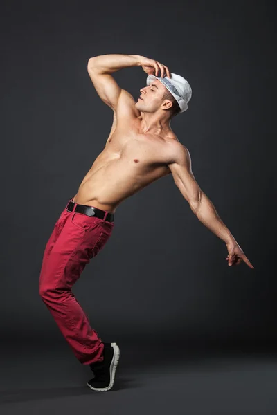 젊은 남성 전문 댄서 가 스튜디오에서 춤을 추는 모습. — 스톡 사진