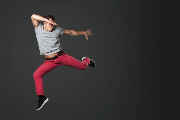 Joven bailarín saltando en el estudio . —  Fotos de Stock