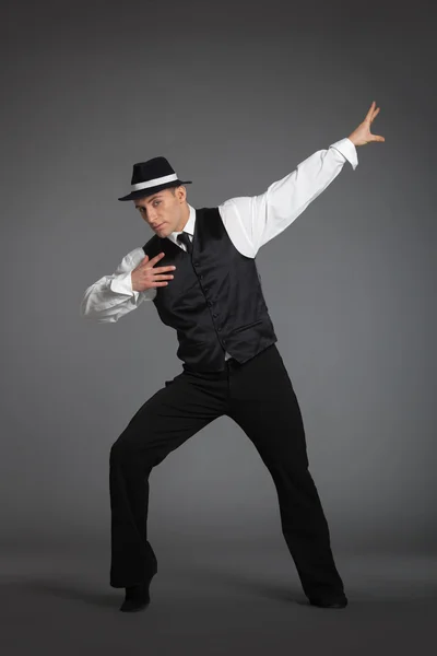 Νεαρός επαγγελματίας χορευτής που χορεύει στο στούντιο. Εικόνα Αρχείου