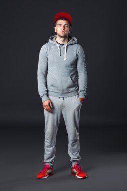 Koyu arka plan üzerinde duran genç serin adam portresi Toddler