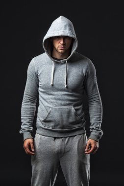 Spor serin görünümlü genç adam portresi.