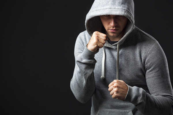 Портрет жестоко выглядящего молодого парня, готового к бою
.