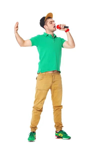 Retrato de un joven saltador de cadera cantando en estudio aislado en — Foto de Stock