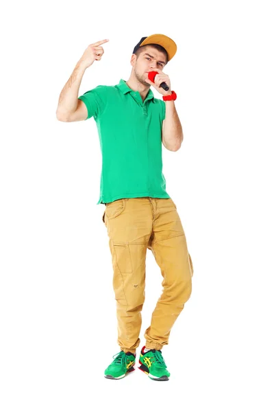 Retrato de jovem hip hopper masculino cantando em estúdio isolado em — Fotografia de Stock