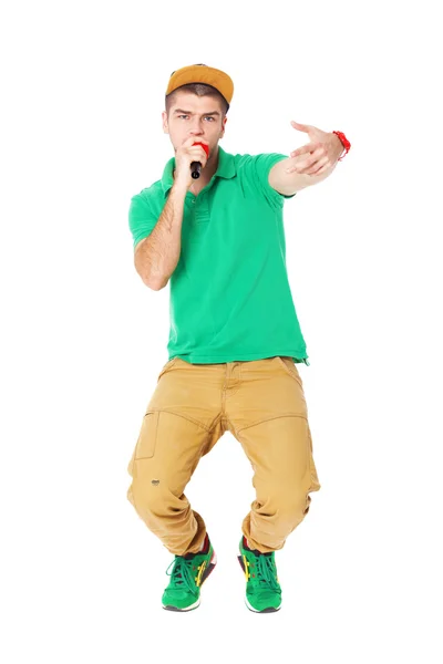 Retrato de jovem hip hopper masculino cantando em estúdio isolado em Fotografia De Stock