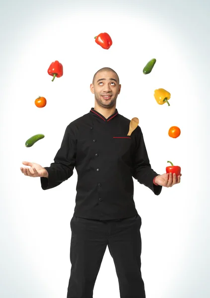 Afro americký profesionální kuchař žonglování zelenina. — Stock fotografie