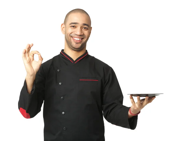 Cozinheiro profissional afro-americano segurando prato isolado no whit — Fotografia de Stock