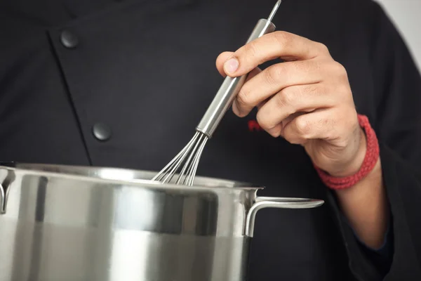 Cocina mano con corola metálica y sartén . —  Fotos de Stock