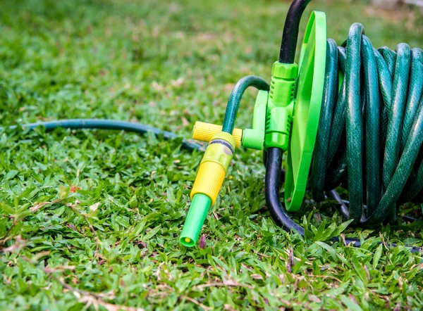 Tubo de borracha no jardim . Fotografia De Stock