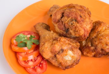 Tabakta kızarmış tavuk..