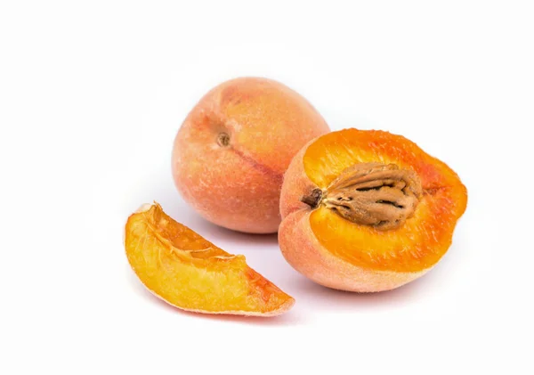 Perzik fruit geïsoleerd. — Stockfoto