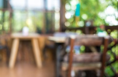 ahşap masa ve sandalyeler  .