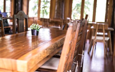 ahşap masa ve sandalyeler.