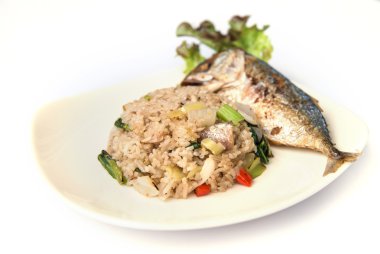 kızarmış pilav kızarmış uskumru ile.