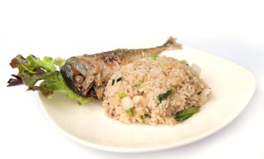 kızarmış pilav kızarmış uskumru ile.