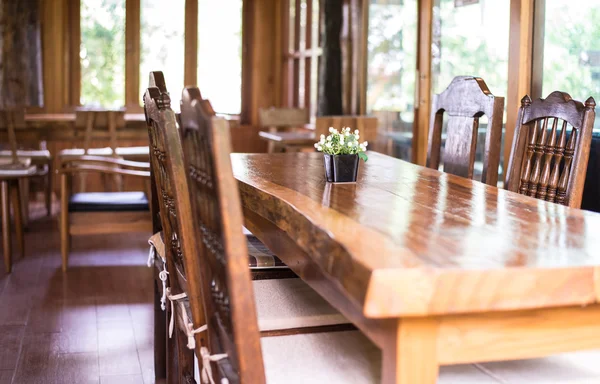 Holztische und Stühle. — Stockfoto