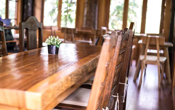 Tables et chaises en bois . — Photo