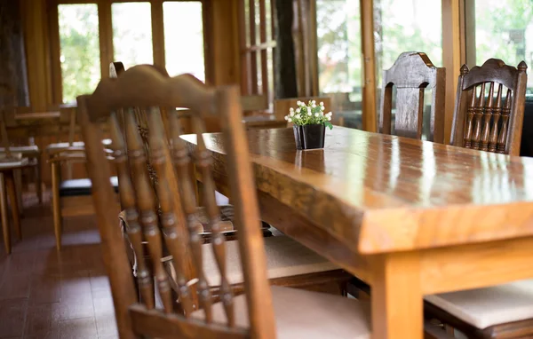 Tables et chaises en bois . — Photo