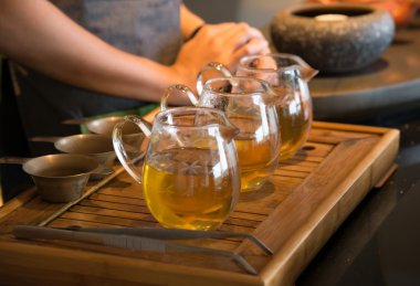 Çaydanlık ve fincanlar .