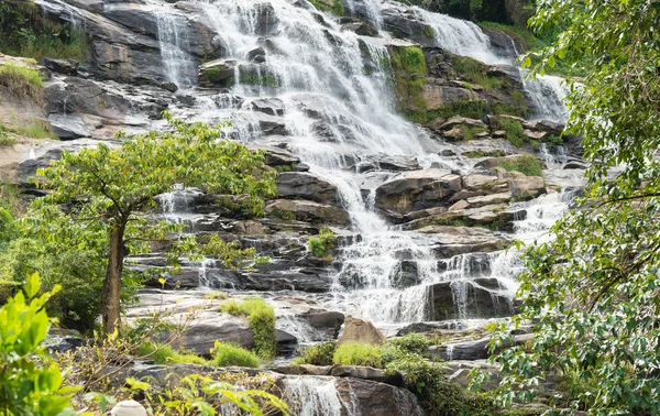 Wasserfall in den Bergen. — Stockfoto