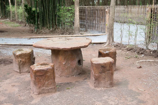 Каменные скамейки в парке . — стоковое фото