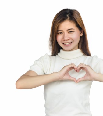 Kalp işareti gösteren Asyalı kadın .