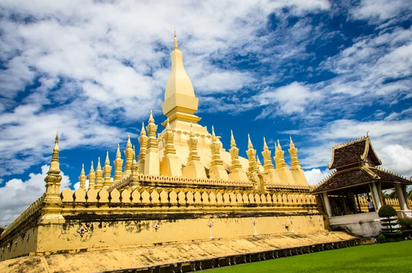 De gouden pagode wat phra dat luang in vientiane. — Stockfoto