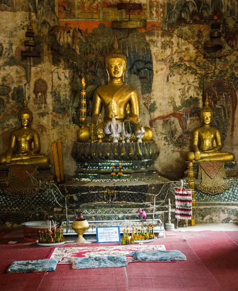 Die goldenen Buddha-Statuen. — Stockfoto