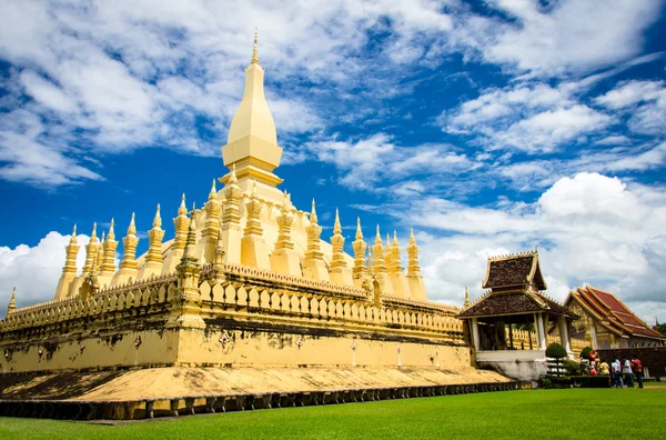 The golden pagoda wat Phra That Luang in Vientiane. — Stock Photo, Image