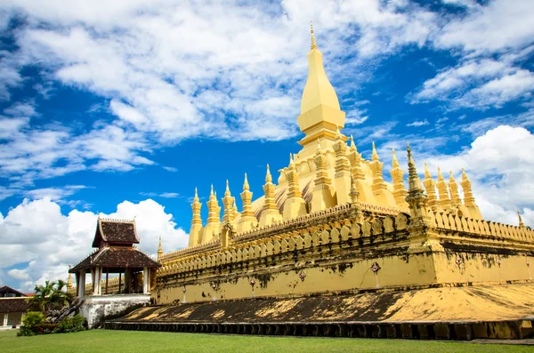 Den gyllene pagod wat phra att luang i vientiane. — Stockfoto