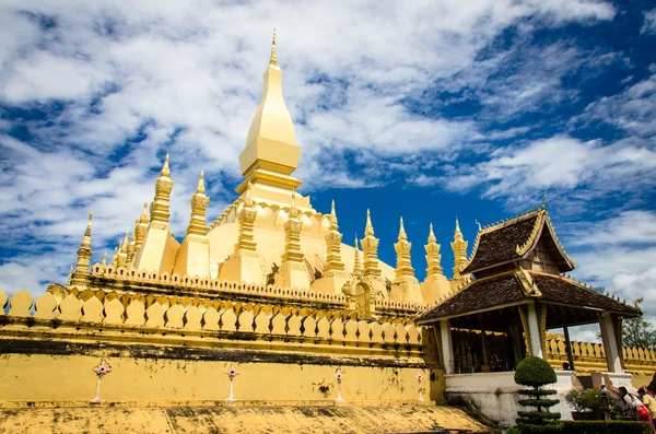 La pagoda dorada wat Phra Que Luang en Vientiane . —  Fotos de Stock