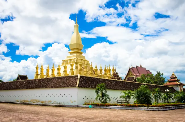 De gouden pagode wat phra dat luang in vientiane. — Stockfoto