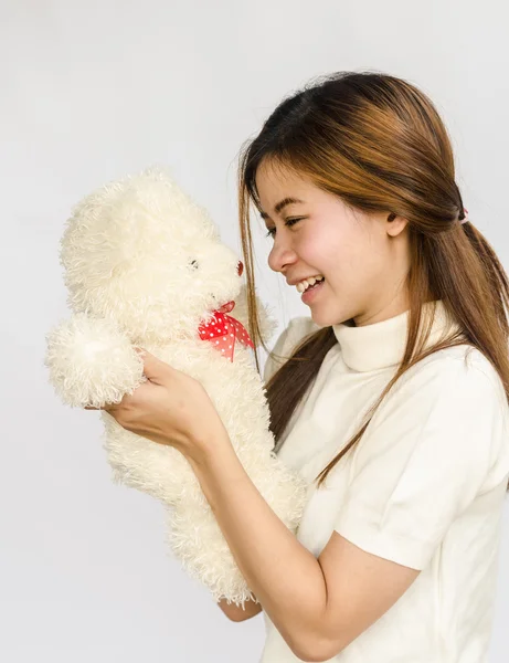 Азиатский подросток с медвежьей куклой . — стоковое фото