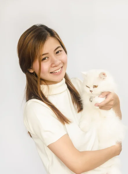 Азиатский подросток и белая кошка — стоковое фото