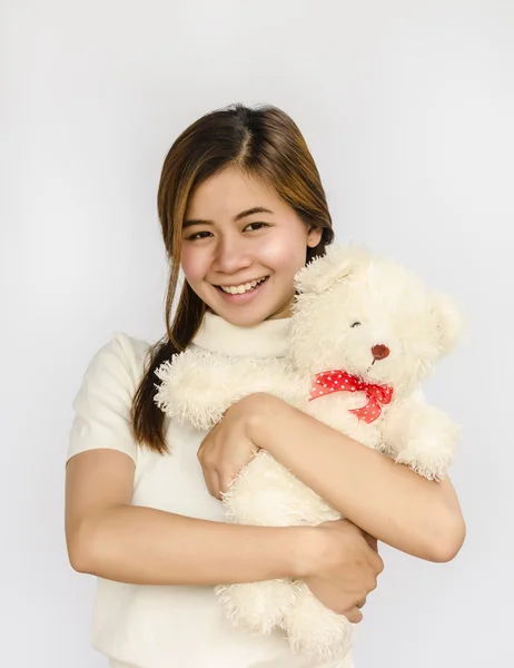 Asiático adolescente holding un oso muñeca . — Foto de Stock