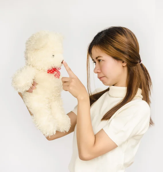 Азиатский подросток с медвежьей куклой . — стоковое фото