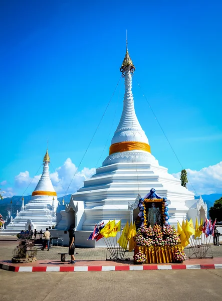 De Twin pagode bij Wat Phra dat Doi Kong Mu. — Stockfoto