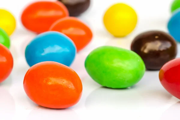 Bonbons enrobés de chocolat coloré . — Photo