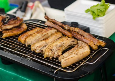 pazarda ızgara domuz .